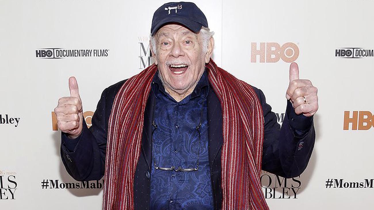 11 de mayo. El actor estadounidense Jerry Stiller, padre del también actor Ben Stiller, falleció a los 92 años por causas naturales.