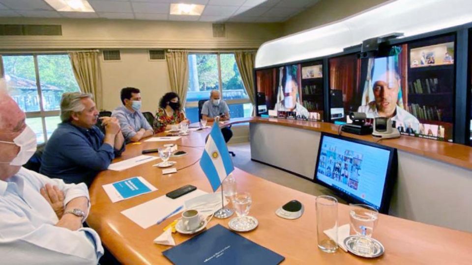 El presidente Alberto Fernández encabeza esta tarde desde la residencia de Olivos una reunión mediante videoconferencia con los gobernadores y gobernadoras, y el Jefe de Gobierno de la Ciudad de Buenos Aires para ultimar los detalles de la primera etapa de la campaña de vacunación contra el coronavirus luego de la llegada de 300 mil dosis de la vacuna Sputnik V desde Rusia.