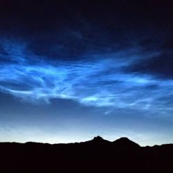 Las brillantes nubes azules y blancas se desplazan a unos 75 kilómetros de altura en una capa de la atmósfera llamada mesosfera.
