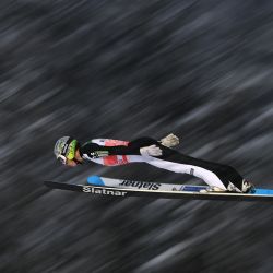 El esloveno Bor Pavlovcic vuela por el aire durante un salto de entrenamiento del torneo de salto de esquí Four-Hills en Oberstdorf, sur de Alemania. | Foto:Christof Stache / AFP