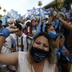 La gente se manifiesta contra el aborto en Buenos Aires, mientras el Senado de Argentina se prepara para votar un proyecto de ley que legalizaría la práctica. - El proyecto de ley, que tiene como objetivo legalizar los abortos voluntarios en hasta 14 semanas, fue aprobado por la Cámara de Diputados el 11 de diciembre y será debatido y votado en el Senado. | Foto:Emiliano Lasalvia / AFP