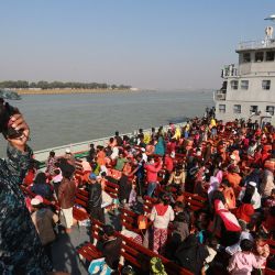 Refugiados rohingya se sientan en un barco de la Armada de Bangladesh mientras son reubicados en la controvertida isla Bhashan Char, propensa a inundaciones, en la Bahía de Bengala, en Chittagong. | Foto:Rehman Asad / AFP