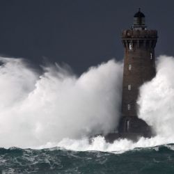Las olas altas y los fuertes vientos azotaron The Four Lighthouse (Faro de los Four d'Argenton) en Porspoder, en el oeste de Francia, cuando la tormenta Bella azota la costa de Bretaña. | Foto:Fred Tanneau / AFP