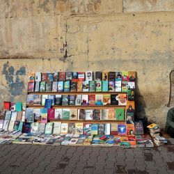 Un librero espera a los clientes en Arbil, la capital de la región autónoma del Kurdistán del norte de Irak. | Foto:Safin Hamed / AFP