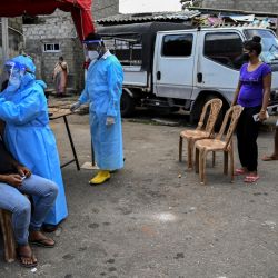 Los trabajadores médicos recogen una muestra de hisopo de un residente para realizar la prueba del coronavirus Covid-19, en Colombo. | Foto:Ishara S. Kodikara / AFP