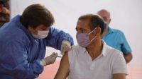Omar Gutiérrez recibió una dosis de la vacuna rusa en Neuquén