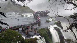Las Cataratas del Iguazú reciben millones de visitantes al año, por lo que se forman aglomeraciones de turistas como en esta vista del lado brasileño. Foto: Andreas Drouve/dpa