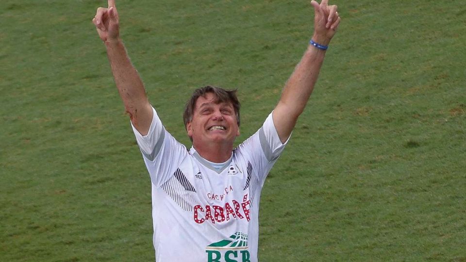 Festejando un gol que convirtió en un partido de fútbol.