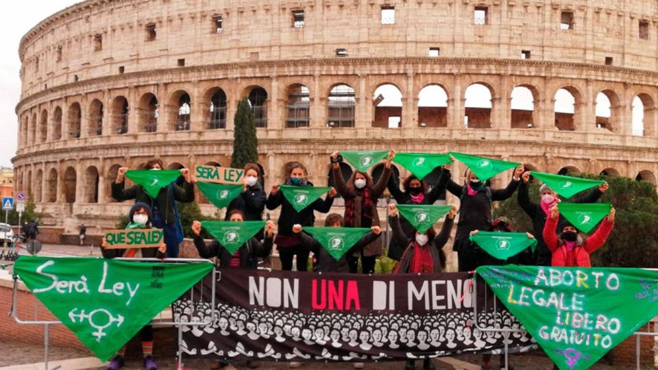 ABORTO Feministas de todo el mundo se suman con pañuelazos a la vigilia por el aborto legal