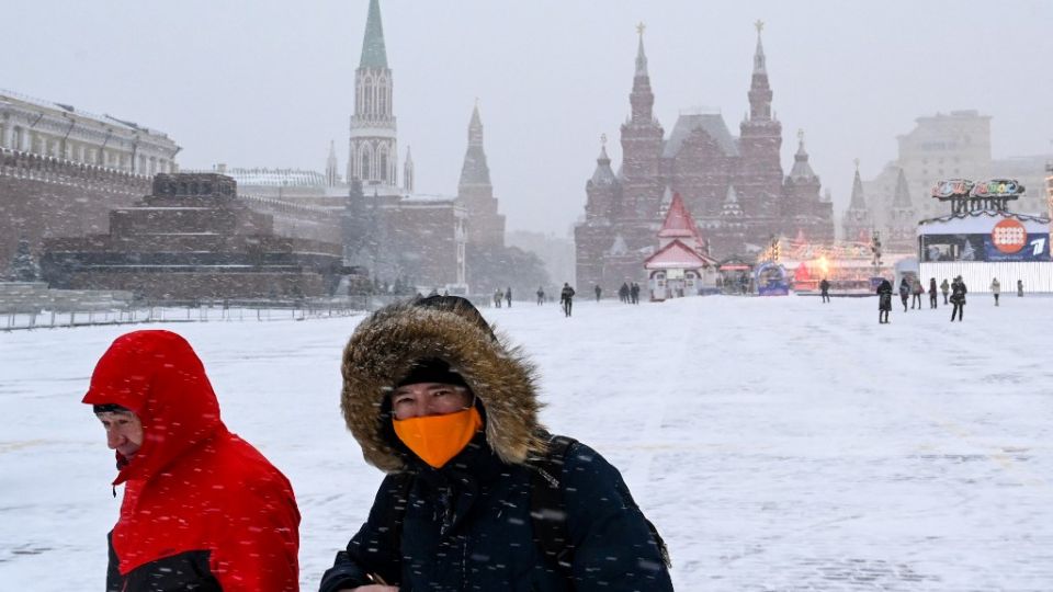 La campaña de Rusia para vacunar al público contra el covid-19 comenzó lentamente, dado que pocas personas aceptaron la oferta de vacunas gratuitas durante la primera semana, aunque el país registra un número récord de muertes por la pandemia.