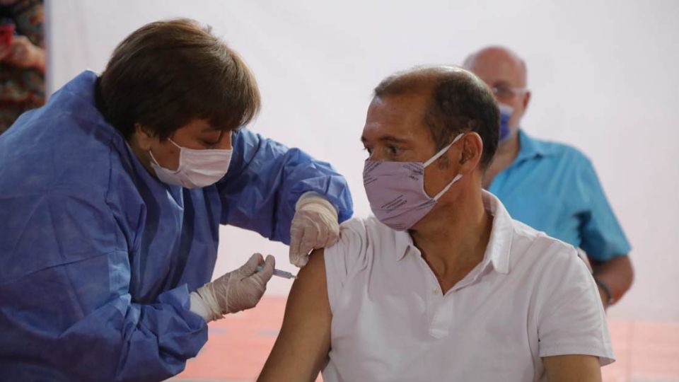 Omar Gutiérrez recibió una dosis de la vacuna rusa en Neuquén.