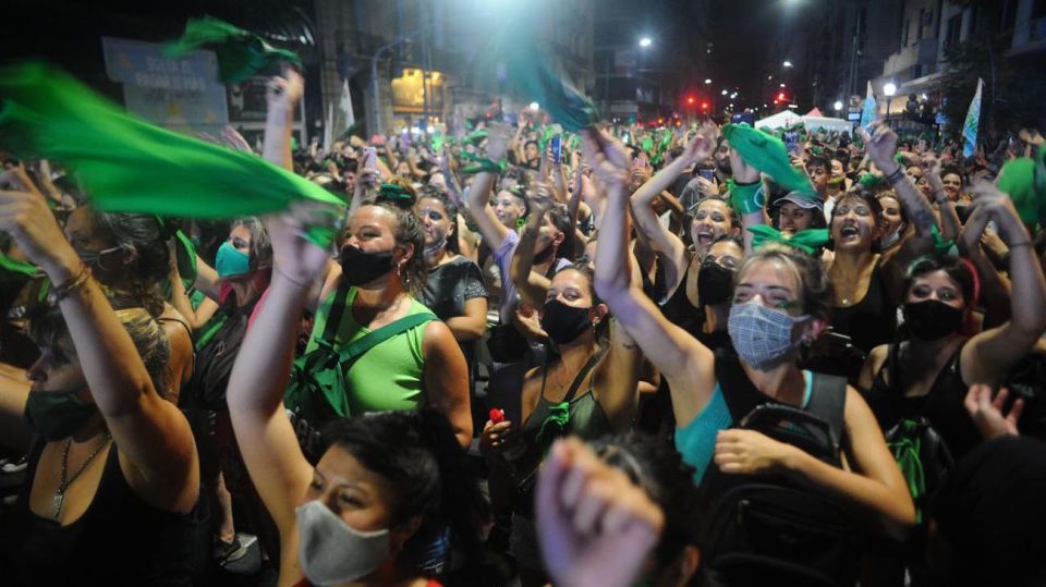 Festejos frente al Congreso tras la aprobación del aborto en el Senado Foto: Marcelo Silvestro/Cedoc.