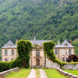 El francés Castillo de Gudanes sobrevive hoy gracias al aporte de los futuros huéspedes.