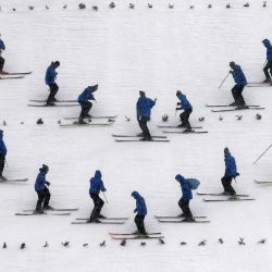 Los ayudantes preparan la colina antes del salto de entrenamiento del torneo de salto de esquí Four-Hills en Oberstdorf, sur de Alemania. | Foto:Christof Stache / AFP