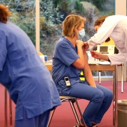 Un profesional de la salud recibe una dosis de la vacuna Biontech / Pfizer COVID-19 en el Hospital Suedstadt Rostock. | Foto:Bernd Wüstneck / dpa-Zentralbild / ZB