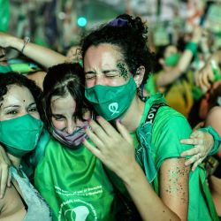 Activistas pro-aborto celebran luego de que el Senado aprobó un proyecto de ley para legalizar el aborto fuera del Congreso en Buenos Aires. | Foto:Ronaldo Schemidt / AFP