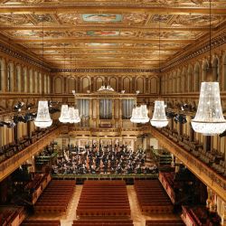 Esta imagen muestra a los músicos de la Orquesta Filarmónica de Viena bajo la batuta del director Riccardo Muti durante una presentación preliminar de su tradicional Concierto en el Salón Dorado del Musikverein en Viena, Austria. | Foto:DIETER NAGL / varias fuentes / AFP