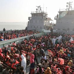 Bangladesh, Chittagong: Se ve al segundo grupo de refugiados rohingya de Myanmar a bordo de un barco de la armada de Bangladesh que los transportará a una isla en la Bahía de Bengala. | Foto:Suvra Kanti Das / ZUMA Wire / DPA