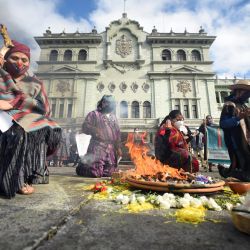 Los indígenas mayas participan en una ceremonia por el 24 aniversario de la firma de los Acuerdos de Paz de Guatemala que pusieron fin a la Guerra Civil de Guatemala (1960-1996), en la Ciudad de Guatemala. | Foto:Orlando Estrada / AFP