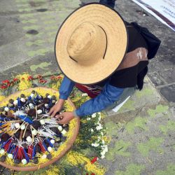 Un indígena maya participa en una ceremonia por el 24 aniversario de la firma de los Acuerdos de Paz de Guatemala que pusieron fin a la Guerra Civil de Guatemala (1960-1996), en la Ciudad de Guatemala. | Foto:Orlando Estrada / AFP