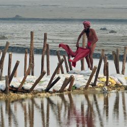 Un Sadhu o un santo hindú se prepara para darse un chapuzón en Sangam, la confluencia de los ríos Ganges, Yamuna y el mítico Saraswati en Allahabad. | Foto:Sanjay Kanojia / AFP