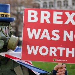 El activista anti-Brexit Steve Bray posa con pancartas en la Plaza del Parlamento fuera de las Casas del Parlamento en Londres, mientras los parlamentarios debaten la segunda lectura del Proyecto de Ley de Relaciones Futuras de la UE. | Foto:Tolga Akmen / AFP