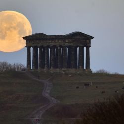 La luna llena se pone detrás del Monumento Penshaw cerca de Sunderland. | Foto:Owen Humphreys / PA Wire / DPA