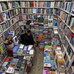 Un librero espera a sus clientes en Erbil, la capital de la región autónoma del Kurdistán del norte de Irak. | Foto:Safin Hamed / AFP