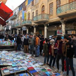 Iraquíes compran libros en la emblemática calle al-Mutanabi de Bagdad, que se especializa en la venta de libros, en el corazón de la capital iraquí. | Foto:AHMAD AL-RUBAYE / AFP
