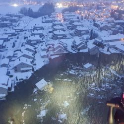 Esta imagen publicada por el Servicio de Rescate de Noruega tomada desde un helicóptero de rescate muestra casas destruidas en un cráter dejado por un deslizamiento de tierra en la ciudad de Ask, condado de Gjerdrum, a unos 40 km al noreste de la capital. Oslo. | Foto:STRINGER / varias fuentes / AFP