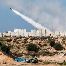 Se disparan cohetes durante un ejercicio militar por parte del movimiento islamista palestino Hamas y otras facciones armadas palestinas en la ciudad de Gaza. | Foto:Mahmud Hams / AFP