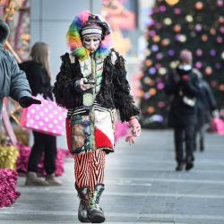 Los peatones, algunos con máscaras faciales, caminan frente a las decoraciones navideñas en un centro comercial en Moscú, en medio de la pandemia Covid-19 causada por el nuevo coronavirus. | Foto:Alexander Nemenov / AFP