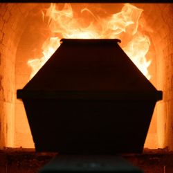 Sajonia, Dresde: un ataúd se traslada al horno crematorio del crematorio Dresden-Tolkewitz. El crematorio ha llegado al límite de su capacidad debido a las altas tasas de mortalidad en medio de la pandemia de coronavirus. | Foto:Sebastian Kahnert / DPA