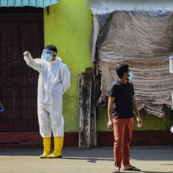Los trabajadores de la salud que usan equipo de protección esperan para recolectar muestras de hisopos de los residentes para realizar la prueba del coronavirus Covid-19 en Colombo. | Foto:Ishara S. Kodikara / AFP