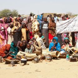 Los desplazados internos sudaneses organizan una sentada para protestar contra el fin del mandato de la misión de mantenimiento de la paz de las Naciones Unidas y la Unión Africana (UNAMID), en el campamento de Kalma en Nyala, la capital de Darfur del Sur. | Foto:AFP