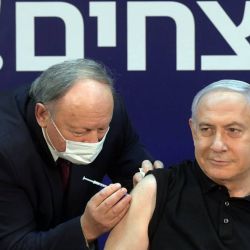 Netanyahu apuesta a que la campaña vacunatoria lo haga volver a crecer en las encuestas.  | Foto:DPA