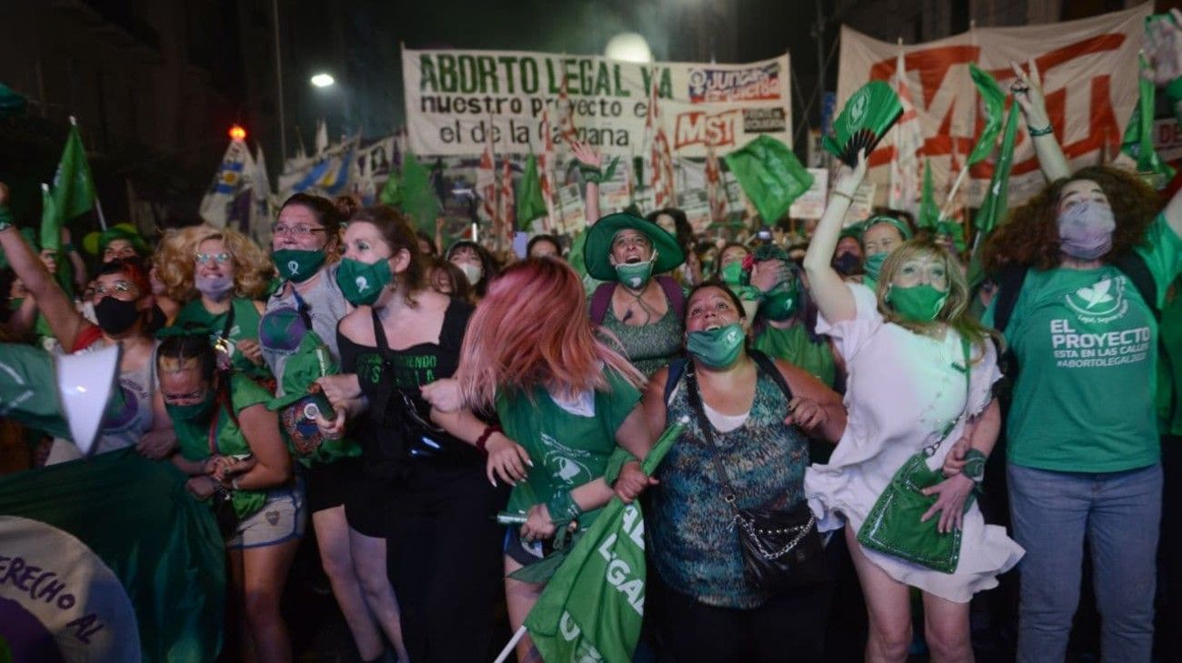 Festejos frente al Congreso tras la aprobación del aborto en el Senado.