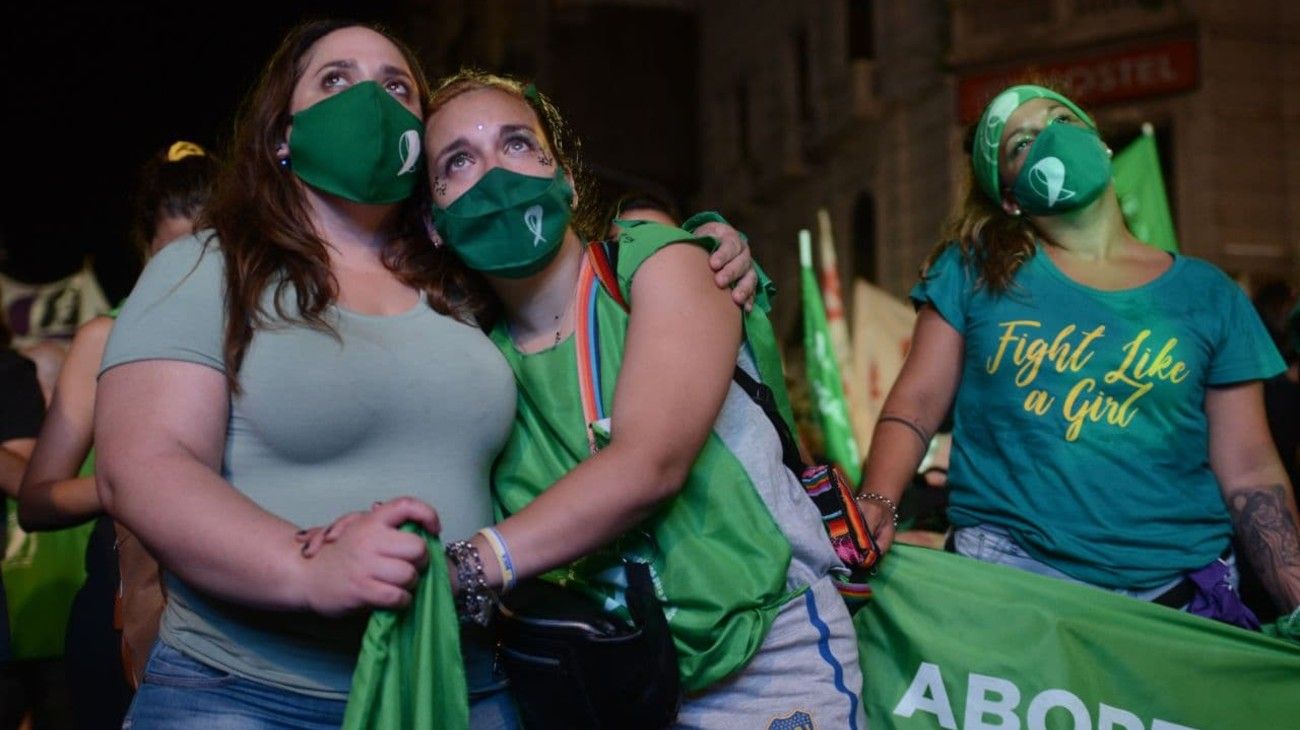 Festejos frente al Congreso tras la aprobación del aborto en el Senado.