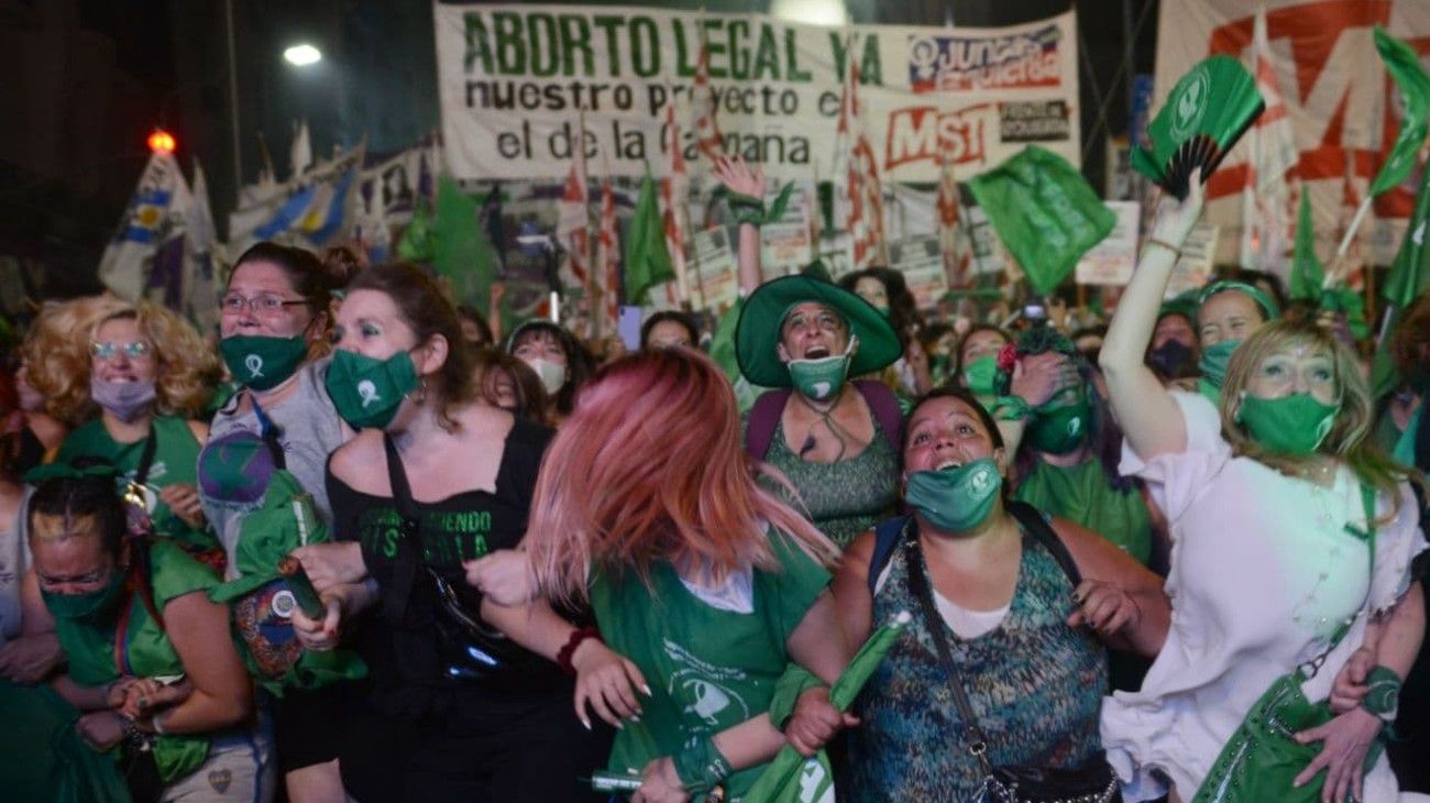 Festejos frente al Congreso tras la aprobación del aborto en el Senado.