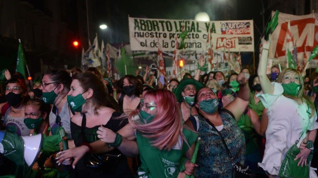 Festejos frente al Congreso tras la aprobación del aborto en el Senado.