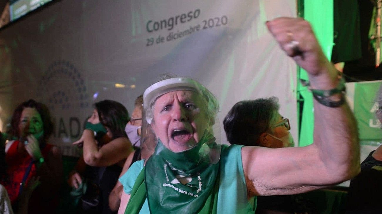 Festejos frente al Congreso tras la aprobación del aborto en el Senado.