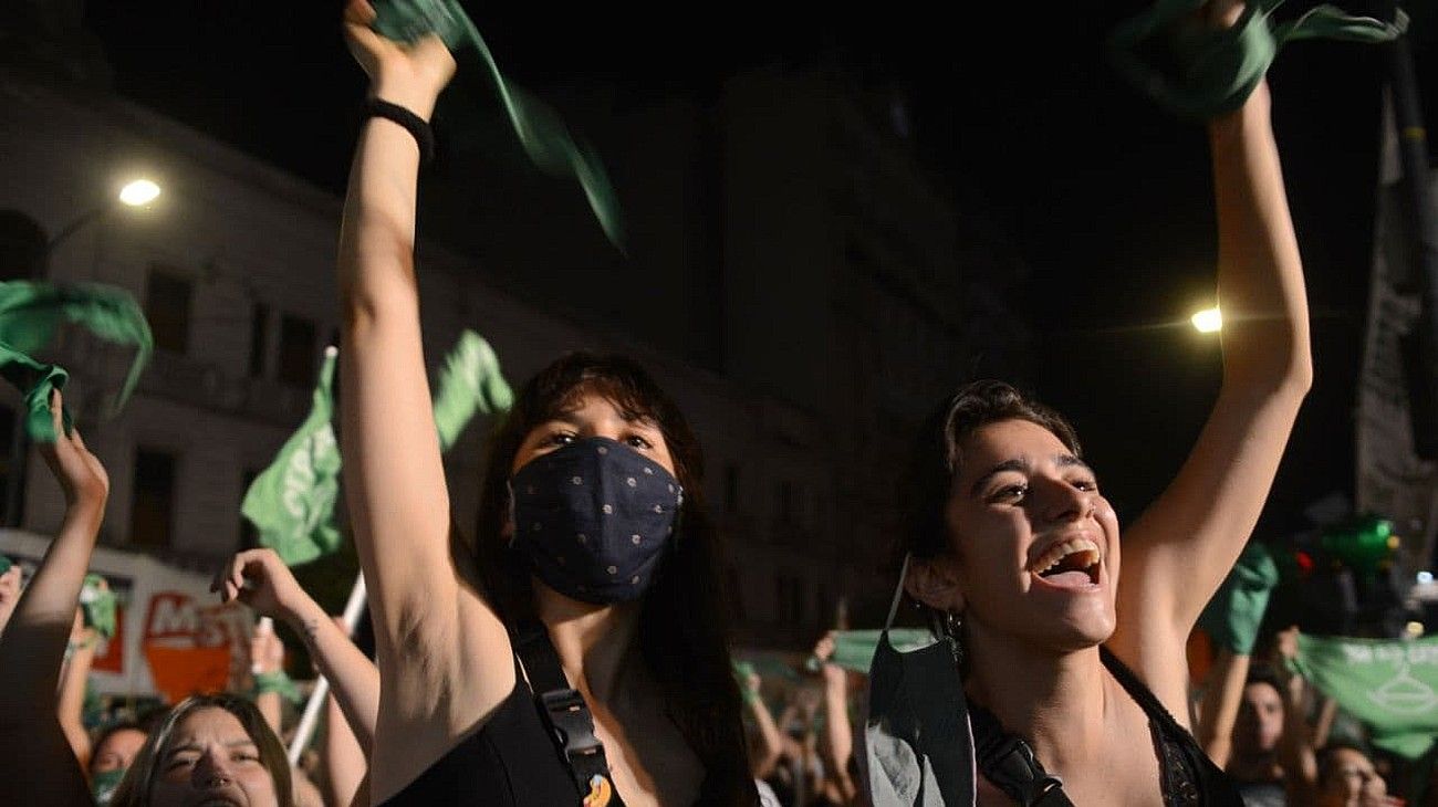 Festejos frente al Congreso tras la aprobación del aborto en el Senado.