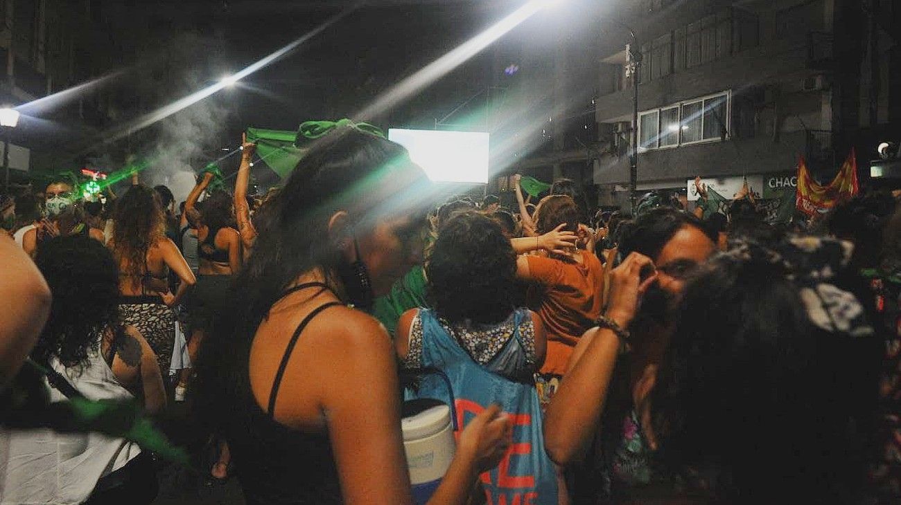 Festejos verdes frente al Congreso tras la aprobación del aborto en el Senado.