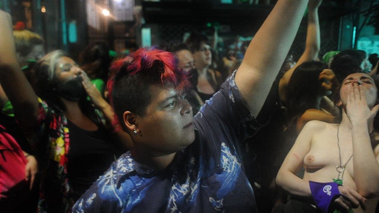 Festejos verdes frente al Congreso tras la aprobación del aborto en el Senado.