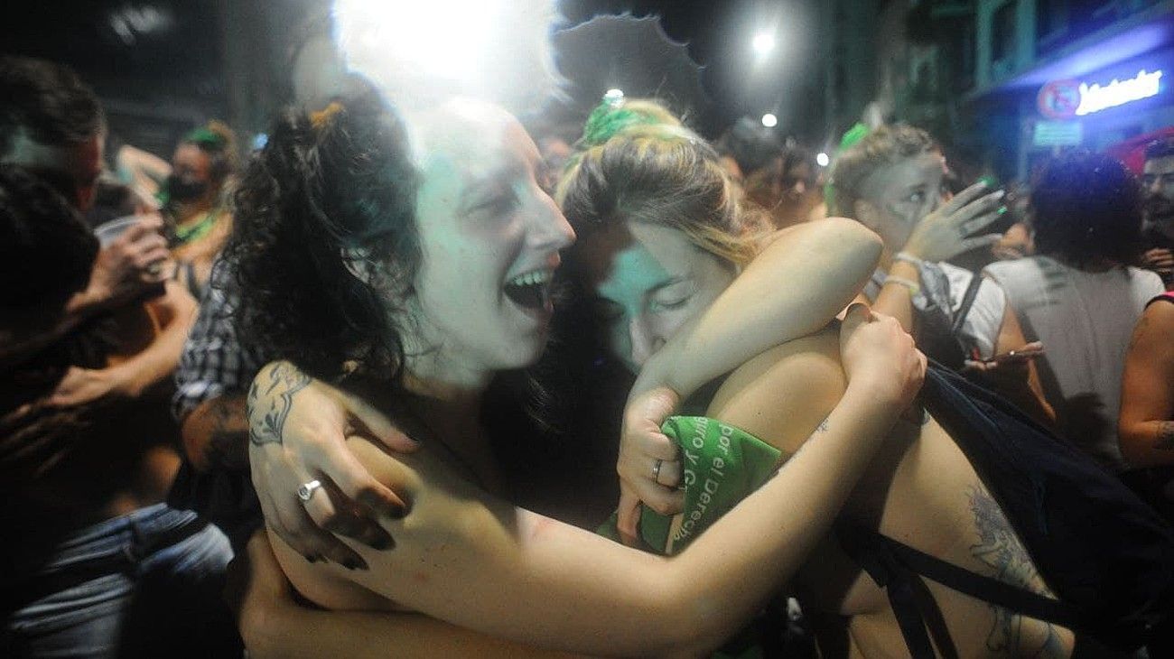 Festejos verdes frente al Congreso tras la aprobación del aborto en el Senado.