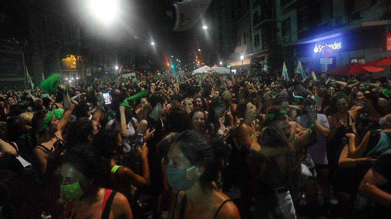 Festejos verdes frente al Congreso tras la aprobación del aborto en el Senado.