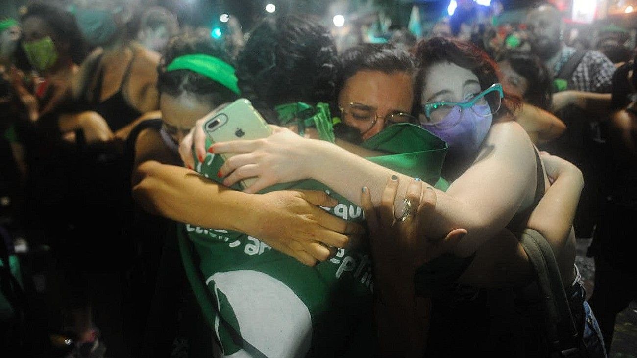 Festejos verdes frente al Congreso tras la aprobación del aborto en el Senado.