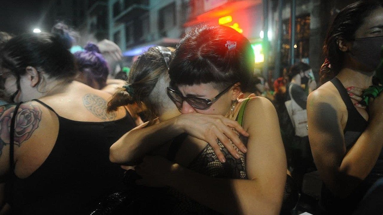 Festejos verdes frente al Congreso tras la aprobación del aborto en el Senado.