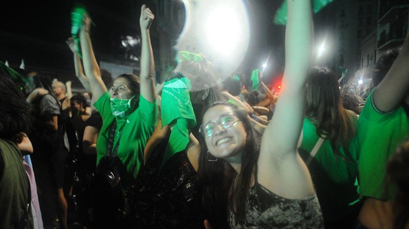 Festejos verdes frente al Congreso tras la aprobación del aborto en el Senado.