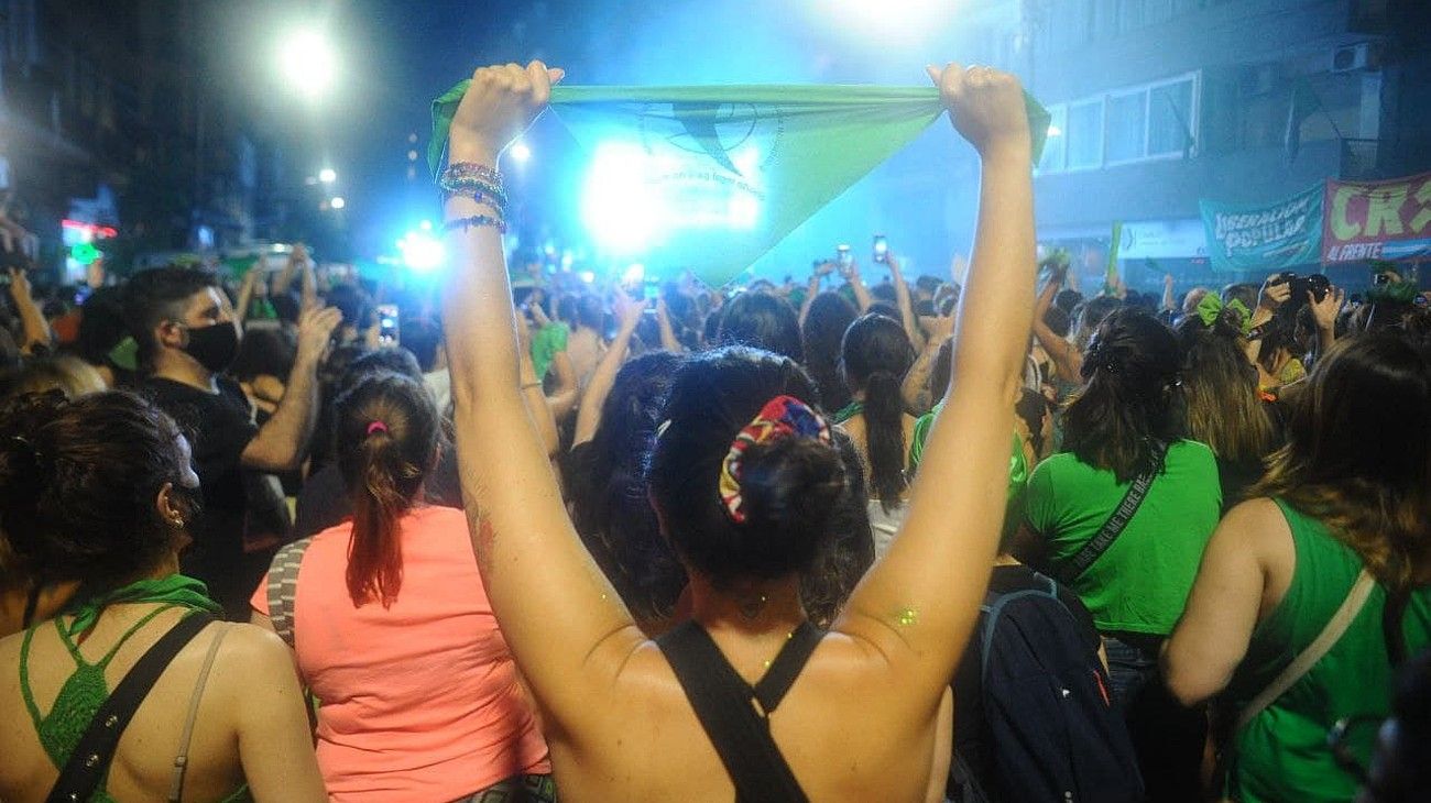 Festejos verdes frente al Congreso tras la aprobación del aborto en el Senado.